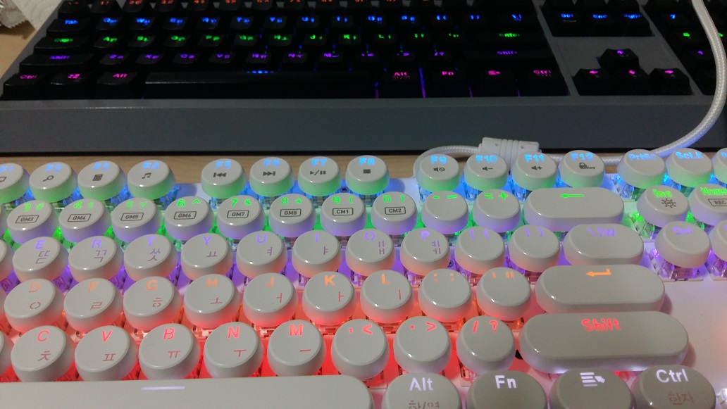 조약돌 키보드 소감? > 키보드/마우스 | 퀘이사존” style=”width:100%” title=”조약돌 키보드 소감? > 키보드/마우스 | 퀘이사존” loading=”lazy”><figcaption>조약돌 키보드 소감? > 키보드/마우스 | 퀘이사존</figcaption></figure>
<figure><img decoding=